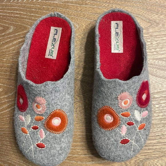 ⭐️Bundle 3/$20 or 5/$25⭐️ Flexus Women's Embroidered Gray and Red Clogs - Picture 2 of 5